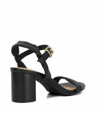 Sandale noire à talons hauts avec un talon texturé, un design à lanières et un accent en boucle dorée. Fabriquée en cuir lisse avec une semelle intérieure rembourrée.