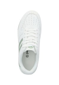 Weiße Sneaker aus Leder mit einem perforierten Design an der Zehenpartie, grünen Akzenten und einer Schnürverschluss. Das Innenfutter hat eine strukturierte Stoffauskleidung.