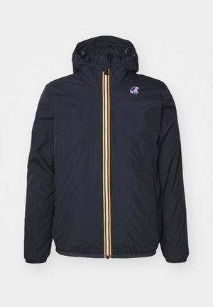 Marineblaue wasserdichte Jacke mit Kapuze, ausgestattet mit einem kontrastierenden gelben und weißen Reißverschluss sowie einem Logo-Patch auf der oberen linken Brust.