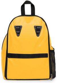 Sac à dos jaune en matériau durable, avec un bord noir, des bretelles ajustables, deux clips en plastique et une poche latérale en maille.