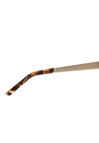 Tipka za uho okvira za naočale u tortoiseshell uzorku od plastike povezana s bež metalnom rukom, izolirana na bijeloj pozadini.