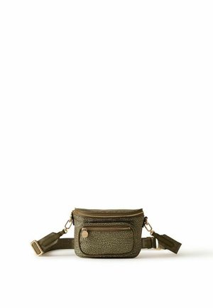 Petit sac ceinture texturé vert olive avec fermeture éclair dorée et sangle réglable sur fond blanc.