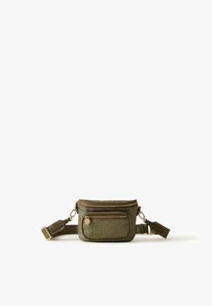 Kleine olivgrüne strukturierte Gürteltasche mit goldenem Reißverschluss und verstellbarem Träger auf weißem Hintergrund.