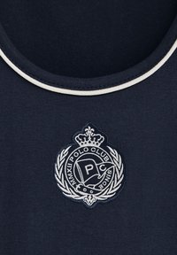 Débardeur bleu marine avec un col pipé blanc et un logo brodé agrémenté de lauriers et d'une couronne. Texture en coton lisse.