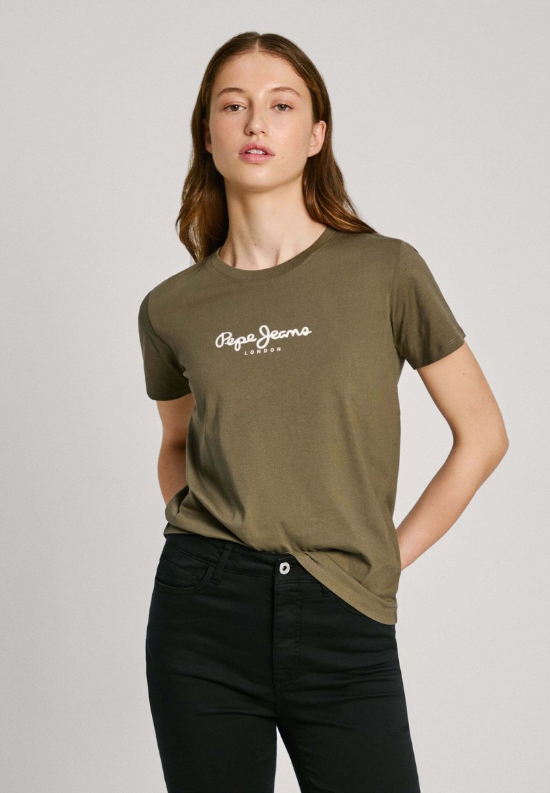 Įvairių alyvuogių žalios spalvos medvilnės marškiniai su apvalia iškirpte ir trumpomis rankovėmis. Krūtinėje yra baltasis "Pepe Jeans London" logotipas.