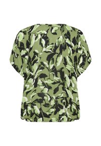 Løs pasform grøn bluse med et bladmønster i nuancer af grøn og sort. Korte ærmer og rund halsudskæring, struktureret stof.