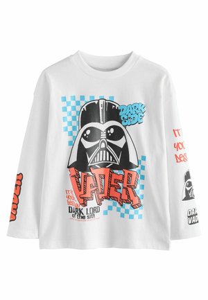 Bílý dlouhý rukáv tričko s velkým černým grafickým motivem Darth Vadera, modrým kostkovaným pozadím a vícebarevnými textovými akcenty.