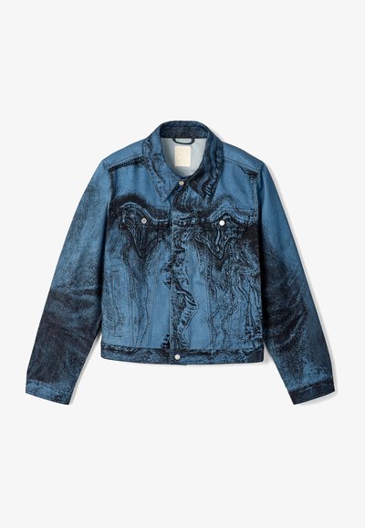 Jeansjacka med en blandning av djupblå och svarta nyanser, texturerad yta, klassisk krage, framfickor och metallknappar.