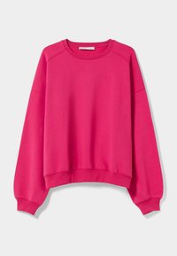 Sudadera fucsia hecha de un tejido suave, con cuello redondo, mangas largas y puños y dobladillo acanalados. Sin patrones ni elementos metálicos visibles.