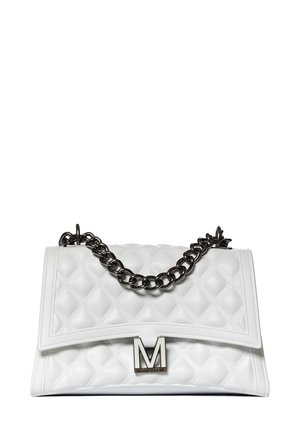 Gequilted witte leren handtas met een donkere ketting strap, voorzien van een gestructureerde flap en een metalen logo accent aan de voorkant.