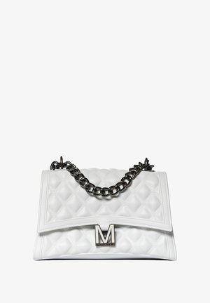 Gequilted witte leren handtas met een donkere ketting strap, voorzien van een gestructureerde flap en een metalen logo accent aan de voorkant.