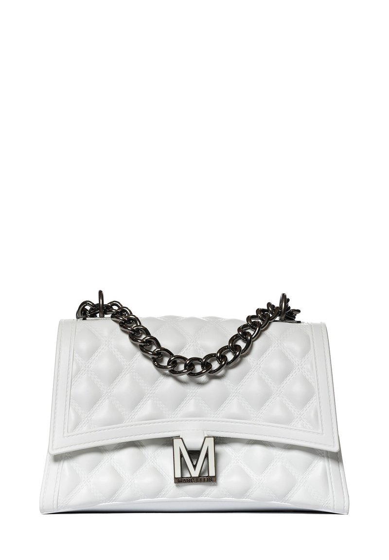 Gequilted witte leren handtas met een donkere ketting strap, voorzien van een gestructureerde flap en een metalen logo accent aan de voorkant.
