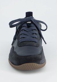 Przód czarnego i ciemnoszarego buta sportowego z grubymi niebieskimi sznurowadłami związanymi w kokardę oraz brązową, teksturowaną gumową podeszwą.