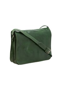 Borsa a tracolla verde in pelle con finitura lucida, tracolla regolabile, chiusura a patta e cuciture rinforzate lungo i bordi.