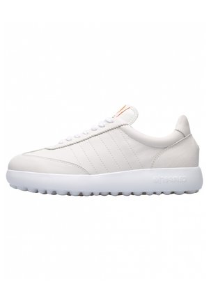 Weiße Ledersneaker mit abgerundetem Zehenbereich, strukturierten Seitenpanelen und weißer Gummisohle mit runden Akzenten. Schnürsenkel und orangefarbene Details an der Ferse.