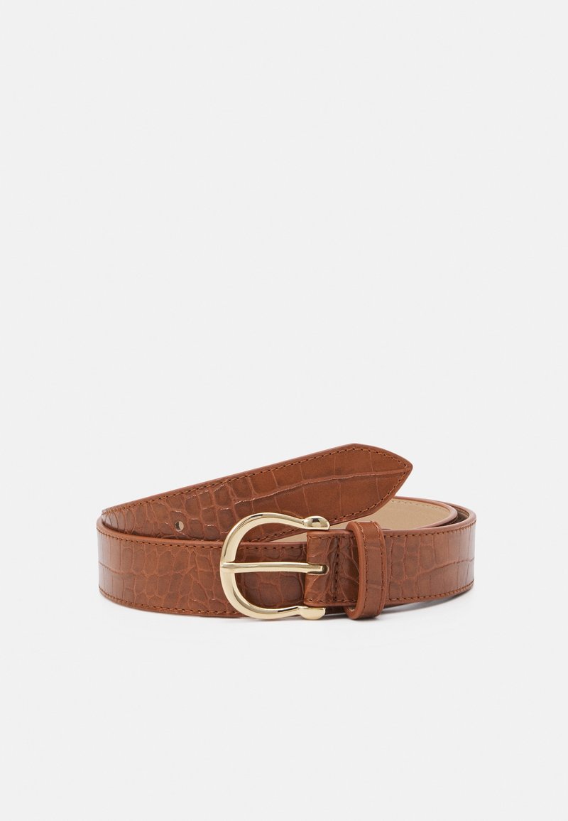 Ceinture en cuir marron imitation crocodile enroulée avec une boucle en métal doré sur un fond clair uni.