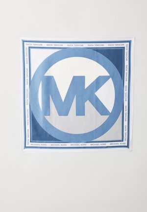 Niebieski i biały jedwabny szalik z dużym okrągłym logo "MK", otoczonym napisem "MICHAEL KORS" w powtarzającym się wzorze wzdłuż krawędzi.
