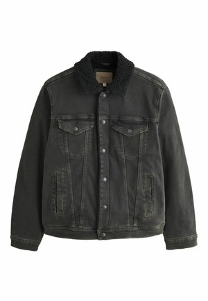 Crna traper jakna s crnim sherpa ovratnikom, dva džepa na prsima, bočni džepovi i zatvaranje na dugmad. Teksturalna tkanina i vidljivo šivanje.