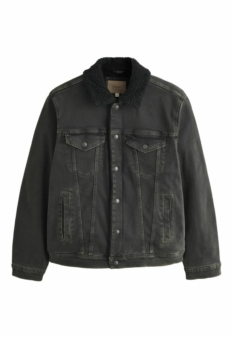 Melna denima jaka ar melnu šerpa apkakli, divām krūšu kabatām, sānu kabatām un pogu aizdari. Strukturēta auduma un redzamas šuves.