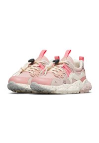 Un paio di sneakers chunky rosa e beige con suole spesse maculate, chiusure a toggle e linguette di presa su uno sfondo bianco.