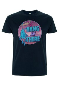 Černé bavlněné tričko s barevným grafickým designem a textem "VYDRŽ TE TO" a modrou postavou, kulatý tvar, živé barvy.