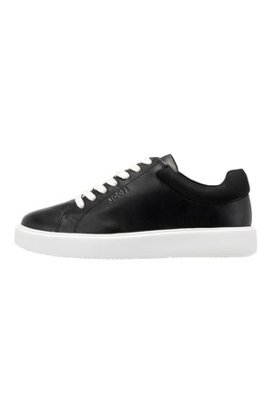 Schwarzer, flacher Ledersneaker mit weißen Schnürsenkeln und dicker weißer Gummisohle, Seitenansicht, Markenprägung nahe den Schnürsenkeln.