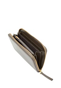 Leather wallet in grey with a gold zipper, featuring multiple card slots and a central compartment, showcasing a smooth texture.