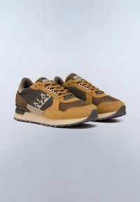 Sneaker marroni e beige con tomaia in rete, accenti in camoscio e suola in gomma. Presenta un logo sui lati e una linguetta imbottita.