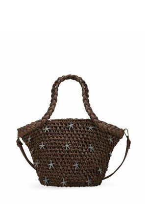 Bolso marrón tejido con asas trenzadas y una correa desmontable, decorado con pequeños adornos plateados en forma de estrella.