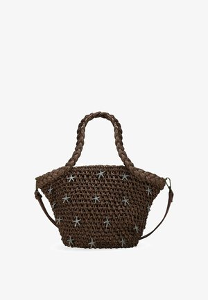Bolso marrón tejido con asas trenzadas y una correa desmontable, decorado con pequeños adornos plateados en forma de estrella.