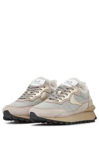 Sneakers in een beige en grijze kleurencombinatie, met een mix van suede en textielmaterialen, gouden accenten en een getextureerde rubberen zool.