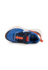 Scarpa atletica blu con dettagli in blu navy e arancio, colletto imbottito, tessuto testurizzato e suola bianca, dotata di una cintura in Velcro e lacci.