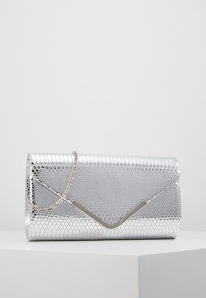 Pochette rectangulaire argentée à texture cuir de serpent avec rabat enveloppe et fine chaîne argentée sur fond blanc.