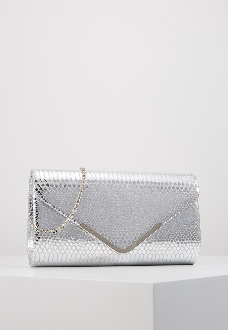 Pochette rectangulaire argentée à texture cuir de serpent avec rabat enveloppe et fine chaîne argentée sur fond blanc.