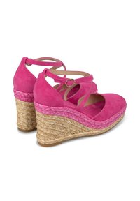 Sandales compensées en daim rose avec une semelle en jute tissée inspirée des espadrilles et des sangles de cheville croisées. Conception ouverte au niveau des orteils et du talon.
