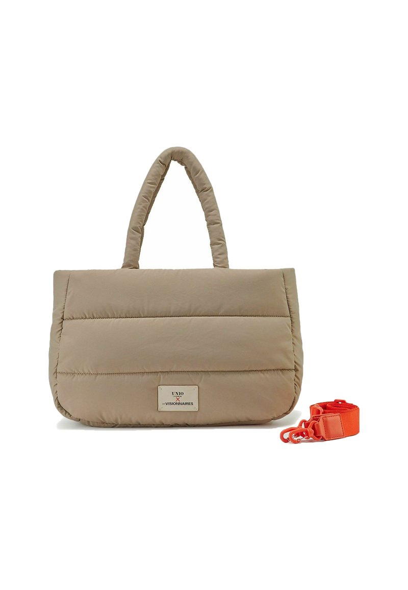 Borsa tote imbottita beige con due manici corti e una tracolla arancione rimovibile. Presenta dettagli cuciti e un'etichetta con marchio sul davanti.