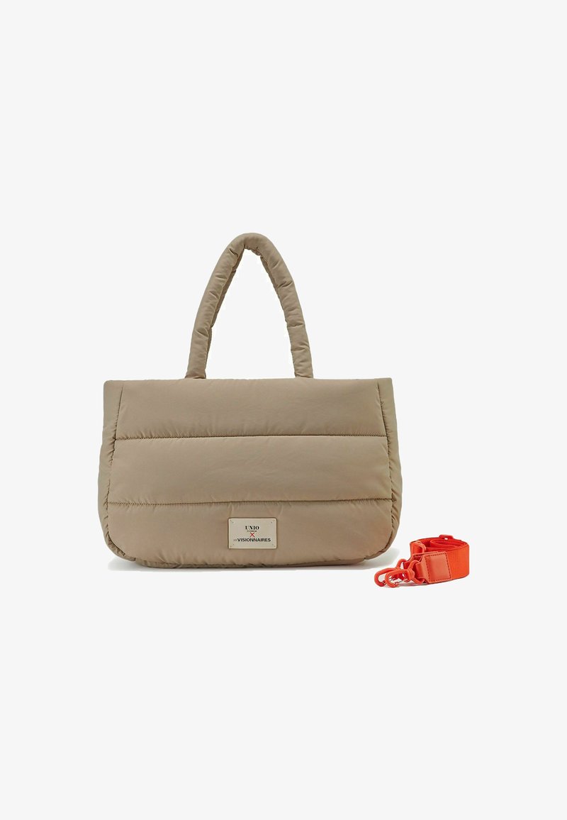 Borsa tote imbottita beige con due manici corti e una tracolla arancione rimovibile. Presenta dettagli cuciti e un'etichetta con marchio sul davanti.