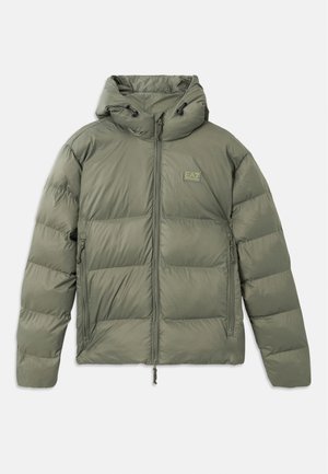 Olivovo zelená prešívaná bunda s kapucňou, ktorá má predný zips, postranné vrecká a malé logo na hrudi. Hladký materiál, prešívaný dizajn.