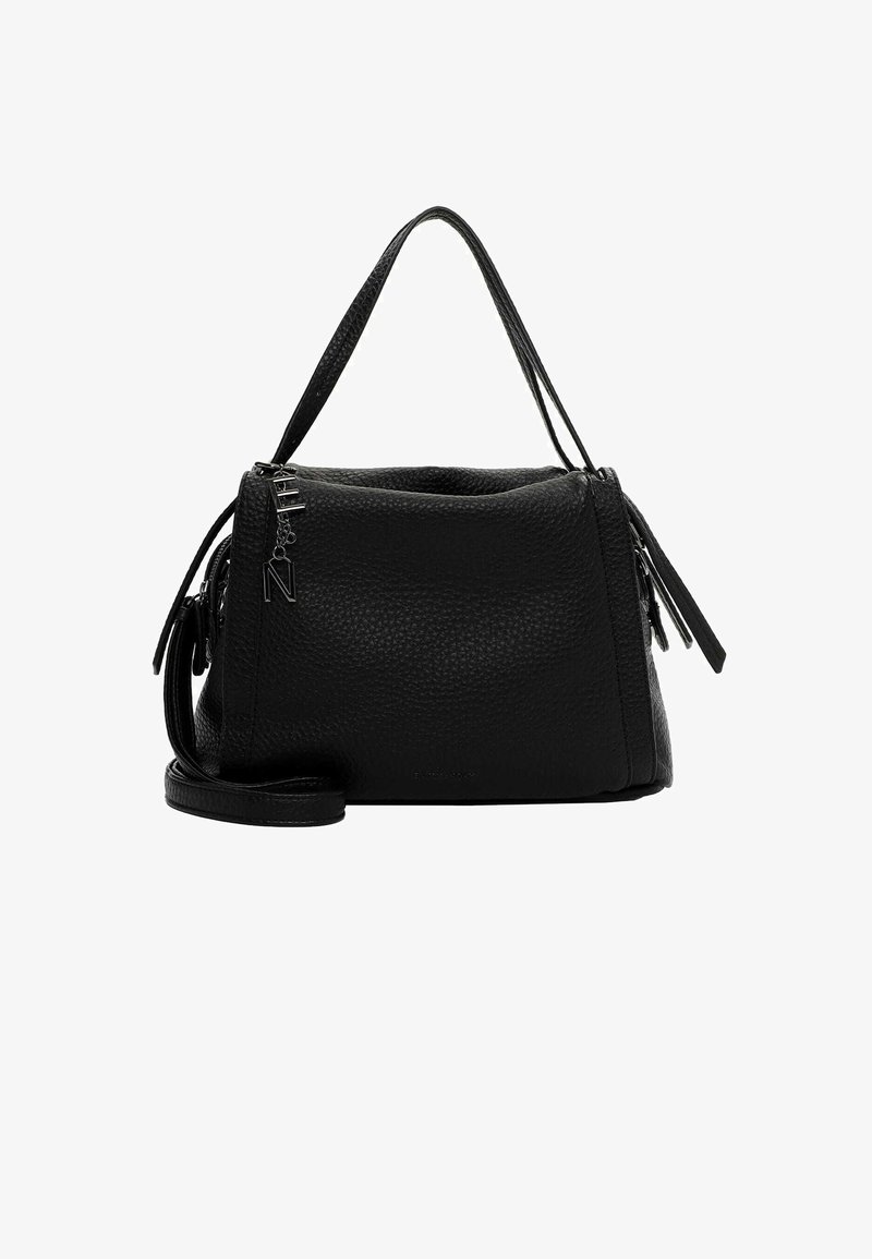 Mała, teksturowana torebka z czarnej skóry z podwójnymi uchwytami u góry oraz regulowanym paskiem na ramię. Posiada zamek błyskawiczny oraz ozdobne okucia.