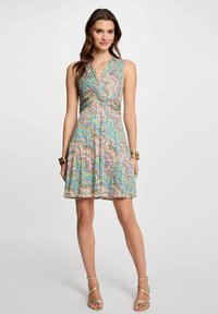 Ärmelloses Kleid im mehrfarbigen Zickzackmuster, mit einem gedrehten Oberteil und einem ausgestellten Rock. Hergestellt aus leichtem Material, knielanges Design.