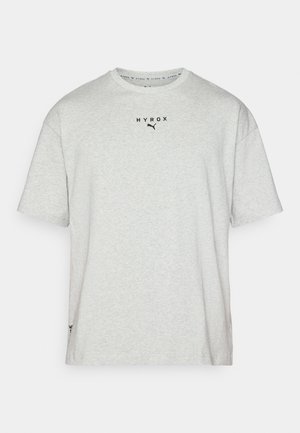 Grå T-skjorte med korte ermer laget av myk stoff. Har en svart "HYROX" logo og en Puma-logo på brystet. Enkel rund hals.