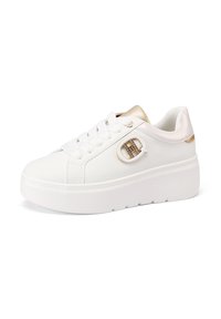Sneaker platform bianchi in pelle liscia con accenti dorati, caratterizzate da un prominente dettaglio in metallo circolare e una linguetta di satin sul tallone.