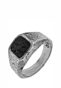Sidabrinis žiedas su tekstūruota paviršiumi, turintis stačiakampį juodą akmenį. Geometrinis dizainas su poliruotu paviršiumi.