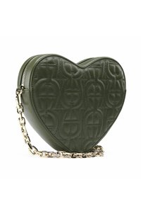Borsa in pelle verde oliva a forma di cuore con motivo geometrico impresso e tracolla in oro, chiusura con zip nella parte superiore.