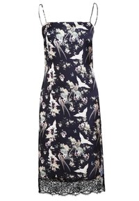 Robe nuisette bleu marine avec fines bretelles, motifs floraux et oiseaux blancs, et bordure en dentelle noire à l'ourlet.