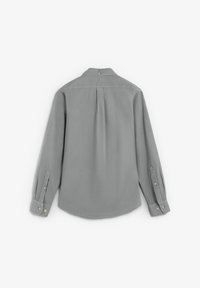 Grå langærmet skjorte med krave med knapper, plissé detaljer bagi og manchetter med knapper. Glat stof med en subtil glans.