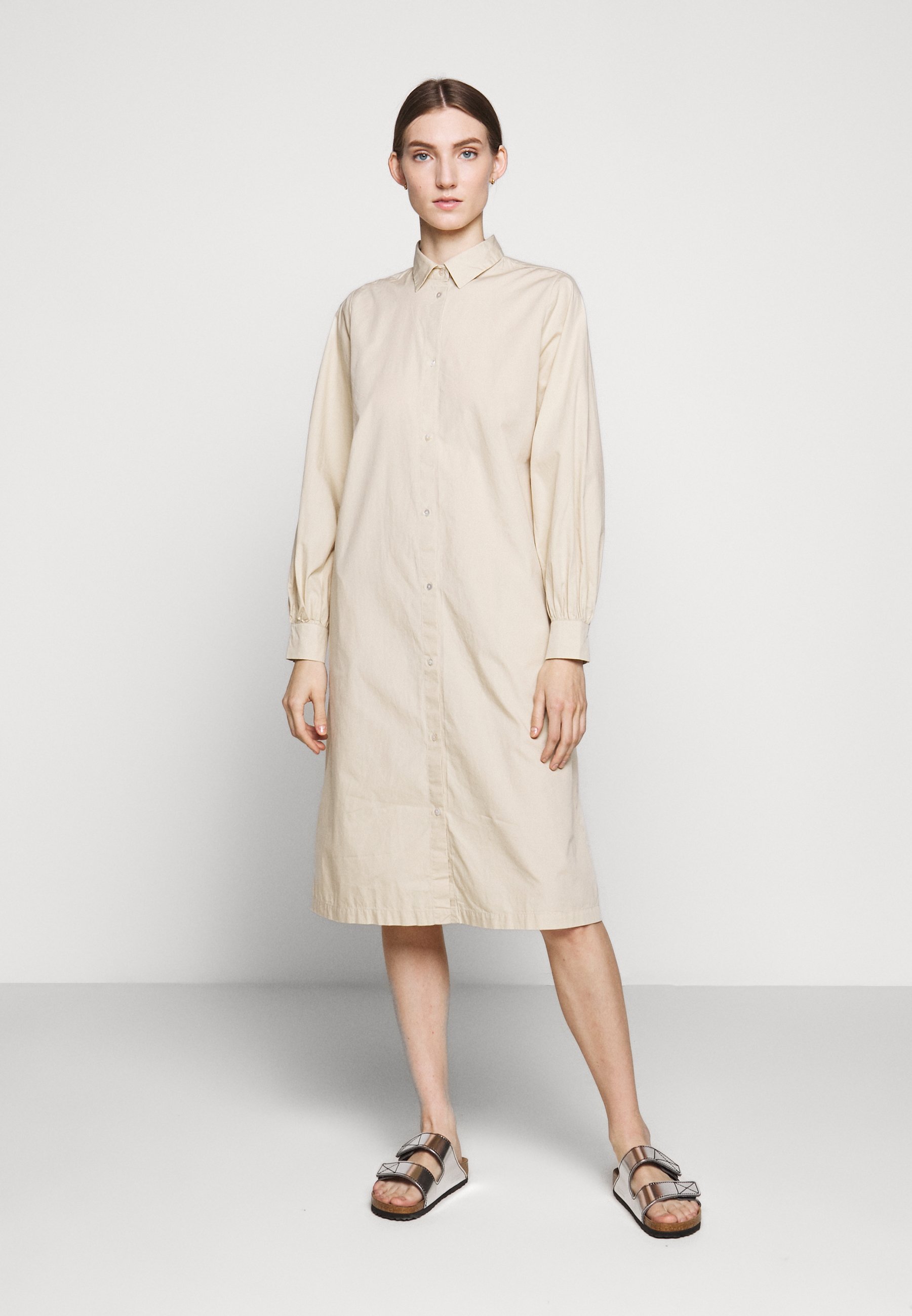 Bruuns Bazaar FREYIE PURE DRESS Skjortekjole sand Bruuns Bazaar LAERA DEEP DRESS - Skjortekjole - sand