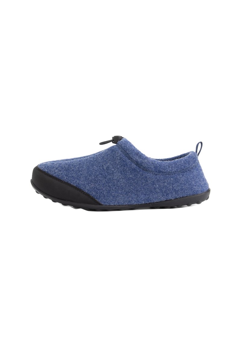 Blauwe fleece pantoffel met een zwarte rubberen zool en teenkap, elastische sluiting met trekkoord en een heelriem, weergegeven in zijaanzicht.
