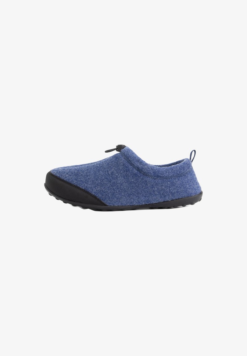 Blauwe fleece pantoffel met een zwarte rubberen zool en teenkap, elastische sluiting met trekkoord en een heelriem, weergegeven in zijaanzicht.