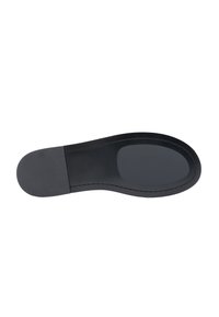 Suola di scarpa nera con una texture liscia, forma curva e bordi cuciti. Presenta un leggero tacco e una finitura lucida nella zona del tacco.